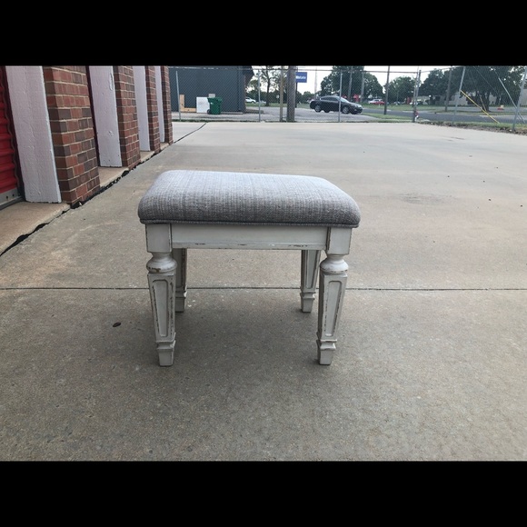 Vanity with mirror & stool. Its in new condition. Selling due to an upgrade! - Picture 5 of 5